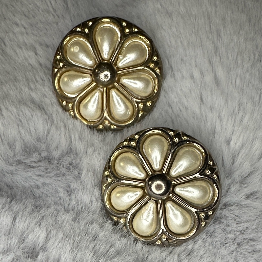 Elegant Gold and Cream Floral Earrings 💰FREE WHEN BUNDLED💰